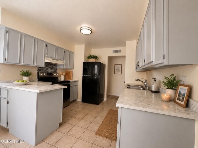 Building Photo - 11016 Pebble Hills Blvd