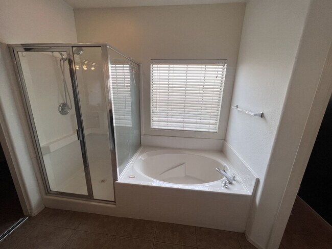 Building Photo - 3BDRM 2BA Residential home with pool for rent in Goodyear!