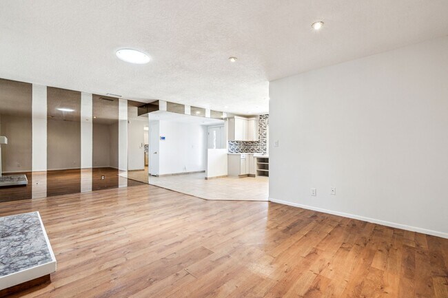 Building Photo - 3 Bed / 2 Bath Home with Bonus Room, Pool ...