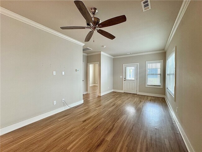 Building Photo - 707 NE Hts Ln