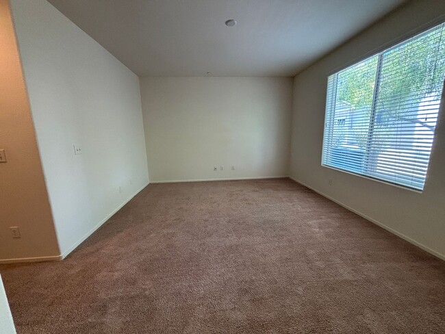 Building Photo - GUARD GATED 3 BED 2.5 BATH 2 CAR GARAGE TOWNHOUSE w/ 3 FLOORS