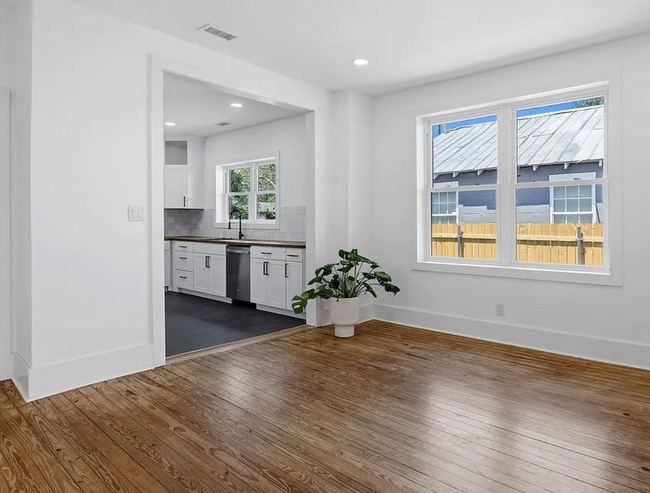 Building Photo - 721 W 47th St