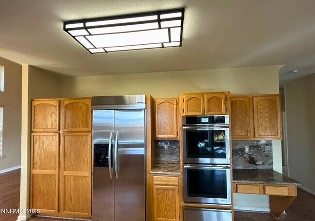 Building Photo - 1685 Southview Dr