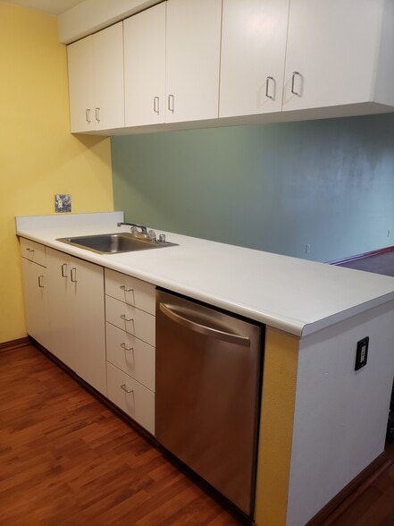 Kitchen with dishwasher - 769 Hayes Street