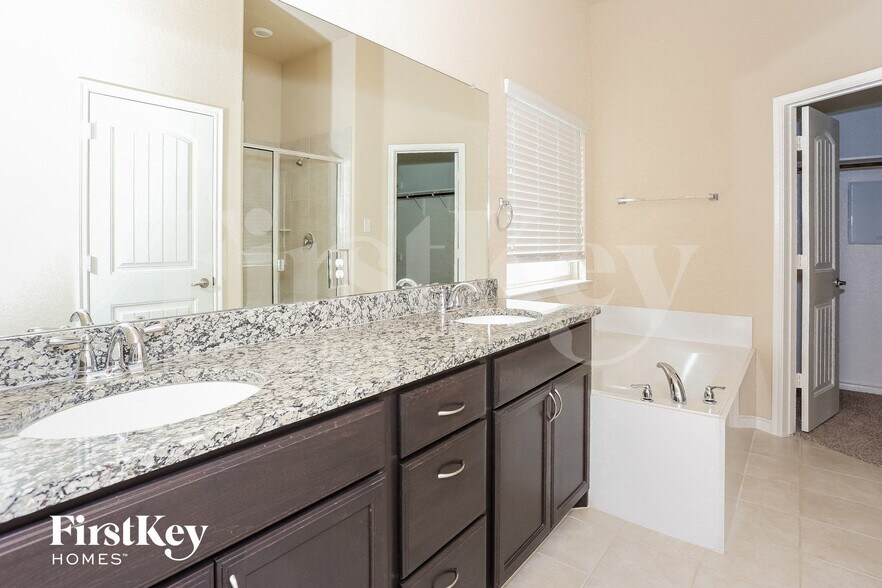 Building Photo - 921 Lake Cypress Ln