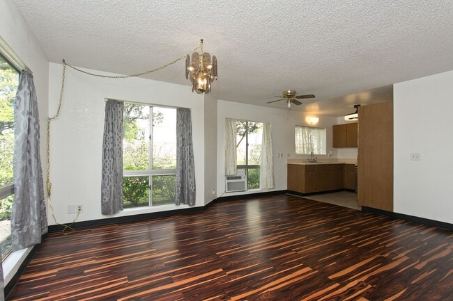 Building Photo - BEAUTIFUL 2 BD 1 BA 2 CAR TOWNHOME IN MILI...