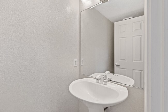 Building Photo - PRIZED UNIT IN RESORT-LIKE COMMUNITY EXCEL...