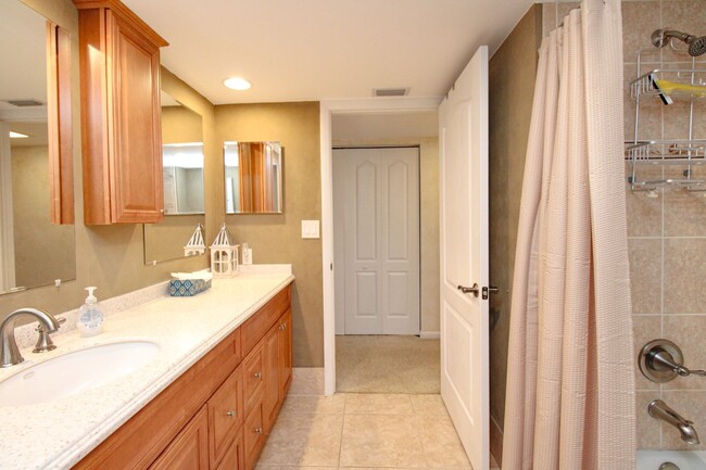Building Photo - ** 2/2 CHARMING FURNISHED CONDO AT THE ISL...