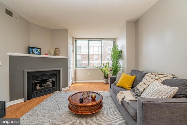 Building Photo - 851 N Glebe Rd