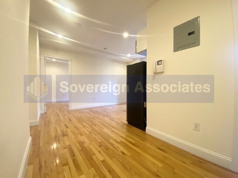 Building Photo - 250 W 99th St
