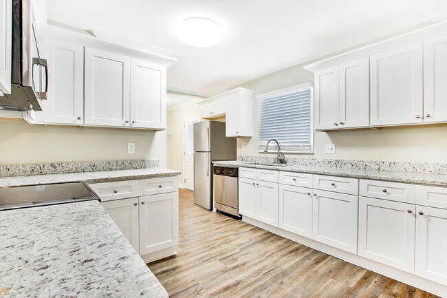 Building Photo - 3661 Collins Dr