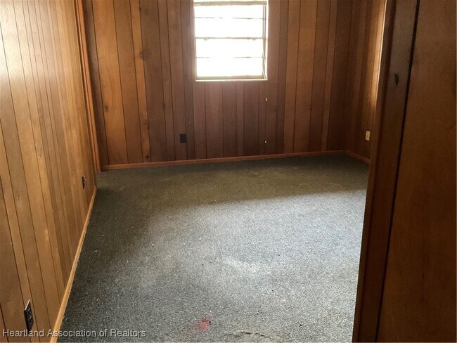 Building Photo - 1025 Lakeview Dr
