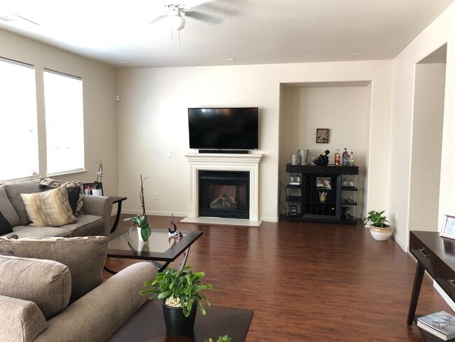 Building Photo - 1868 White Sands St