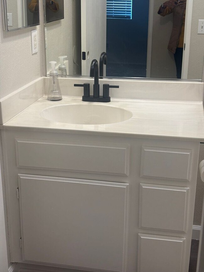 Building Photo - Awesome Property