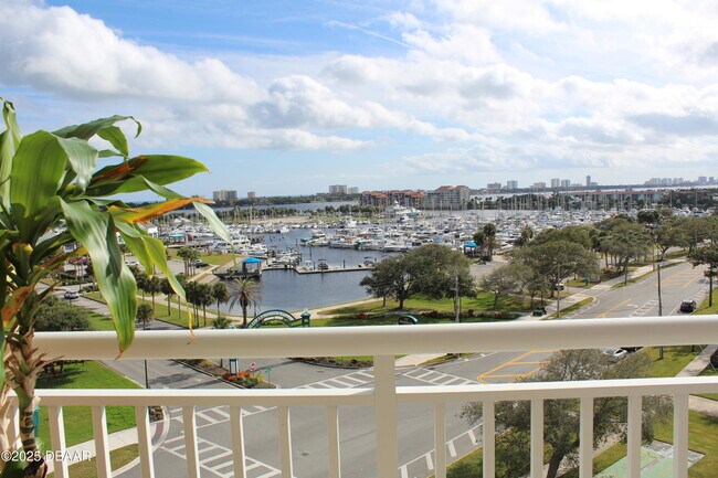 Building Photo - 404 S Beach St