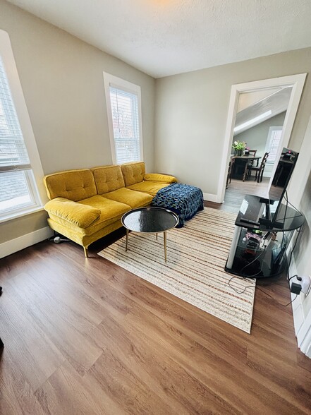 Building Photo - 72 - .5 Hickory St