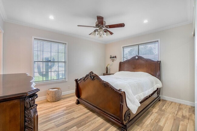 Building Photo - 127 Meadow Path Dr