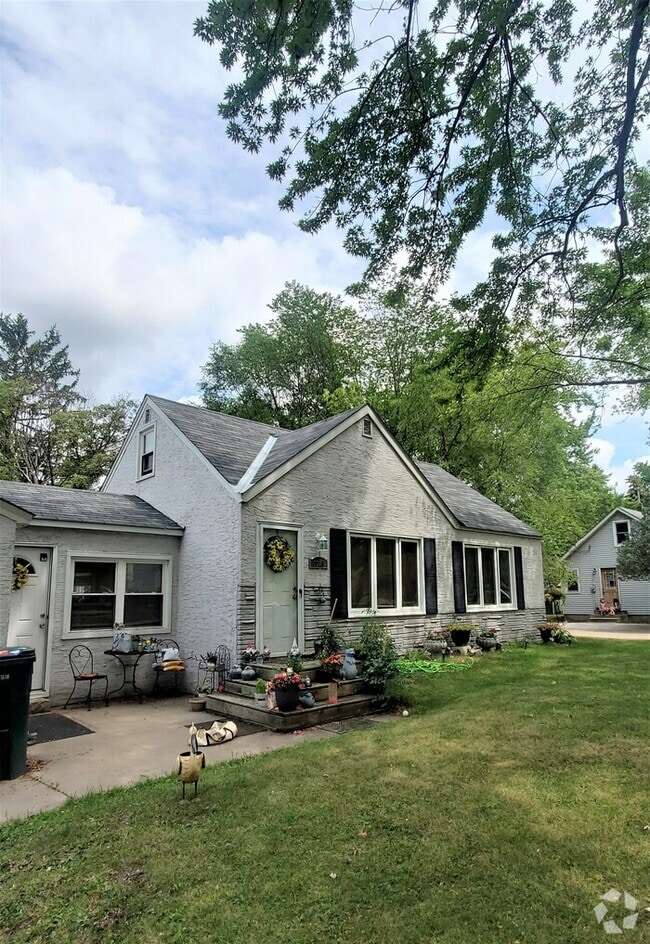 Building Photo - 2245 Pinewood Dr