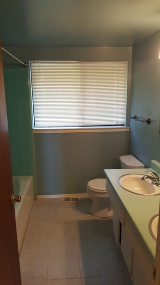 Main Retro Bathroom - 77 Buckelew St