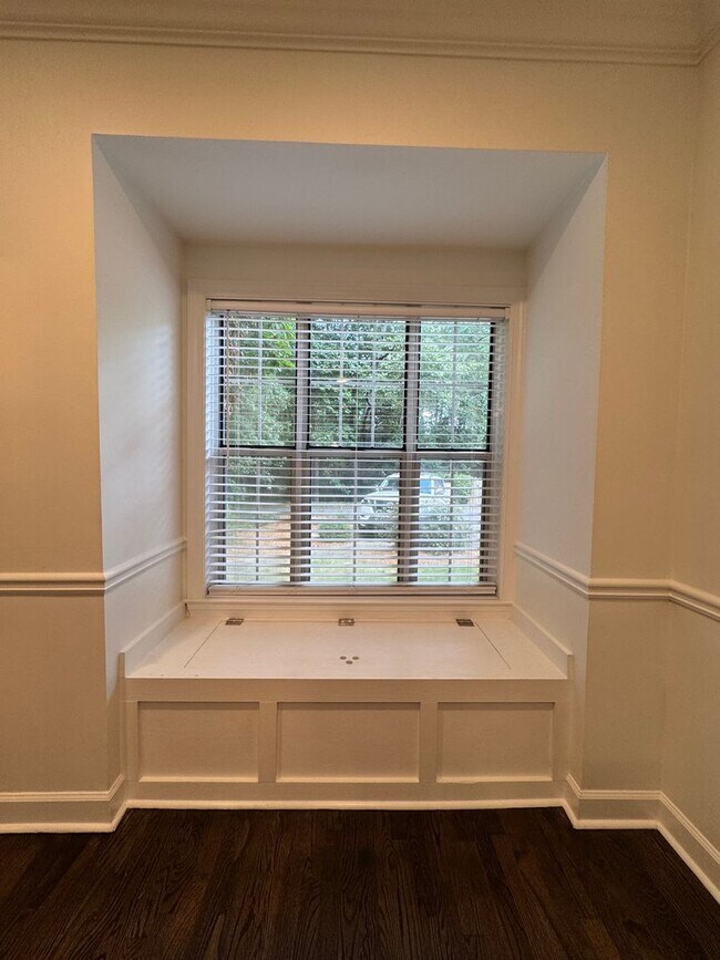Building Photo - Nice Brick 2/2.5 Townhome in Atlanta- $2,750