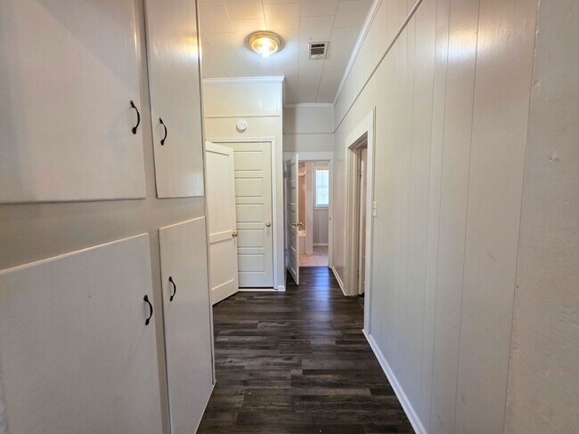 Building Photo - 3BR/1BA home with Bonus Room and large fenced back yard