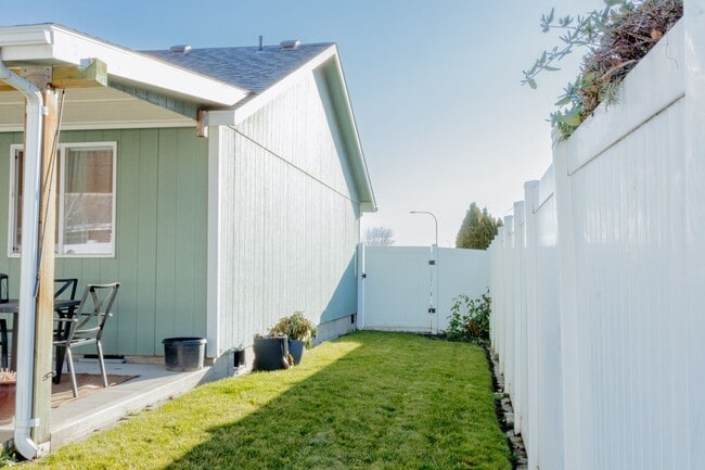 Building Photo - 509 Chelan Ave