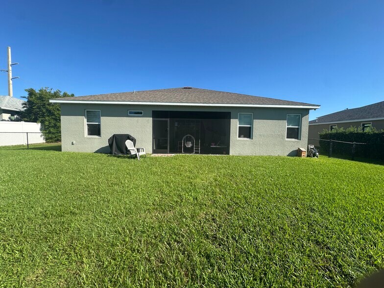Building Photo - 2024 SW 41st St