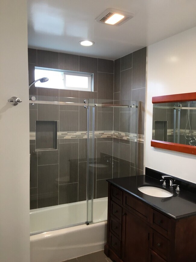 Building Photo - Spacious Four Bedroom Home In Ladera Heights