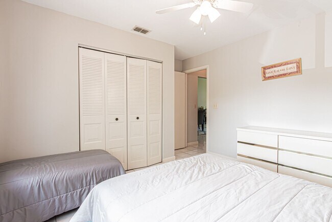 Building Photo - Fully Furnished Naples Condo- Available for Annual Rental Starting April