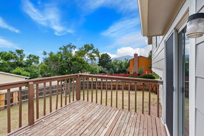 Building Photo - Stylishly Renovated 4-Bed Tri-Level in Roc...
