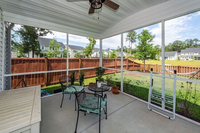 Building Photo - 6 Bedroom 4.5 Bath in Limehouse Village - Summerville