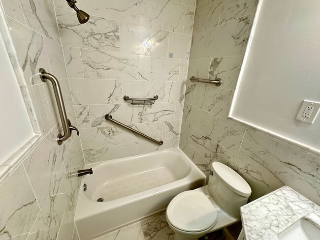 Building Photo - Rarely available 3-Bed, 2-Bath condo in th...