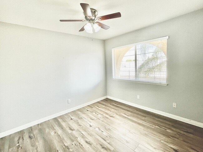 Building Photo - Charming 2 Bedroom 1.5 Bathroom Townhome w...