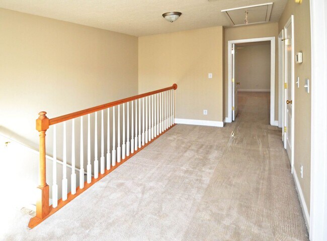 Building Photo - Live in Wyndhurst!