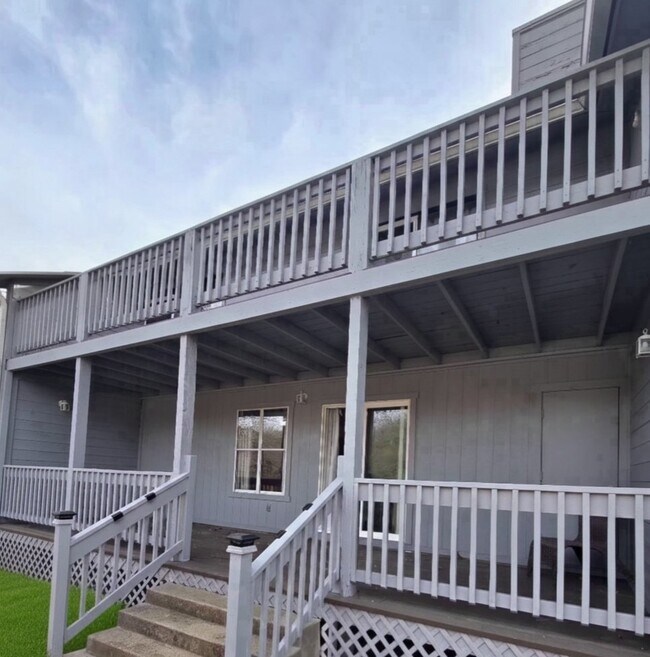 Building Photo - 10 Hilltop Dr