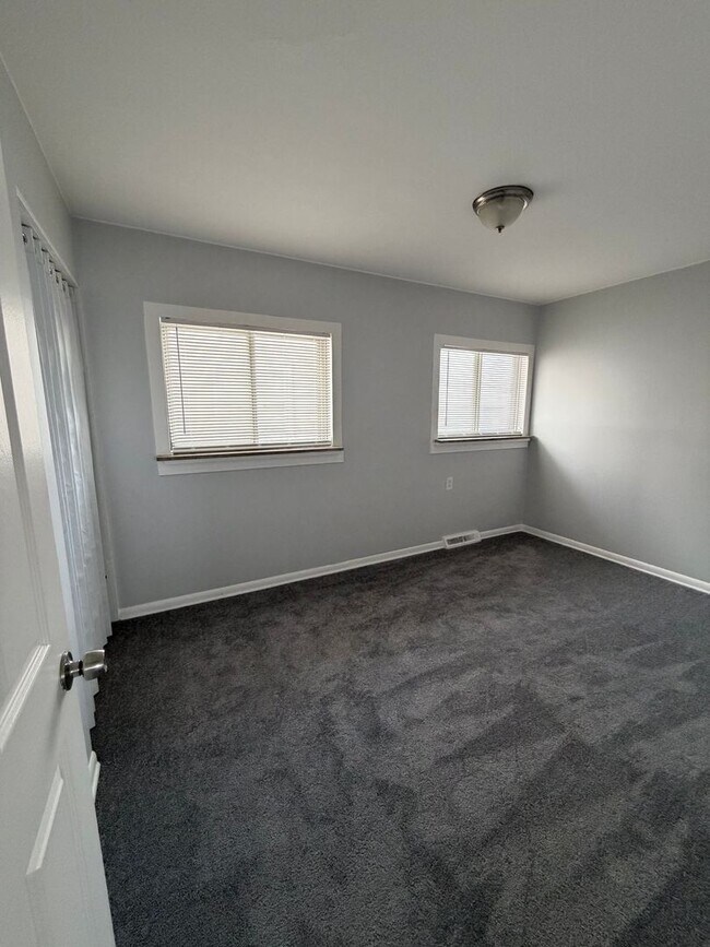 Building Photo - 3 Bedroom Ranch in Warren.