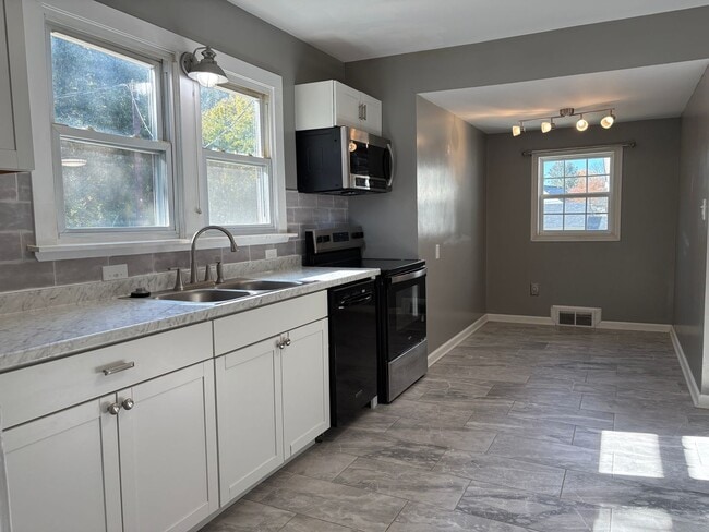 Building Photo - 4 Bedroom, 1 Bathroom House in Walkertown!