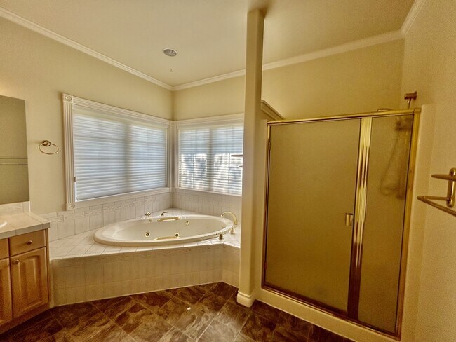 Building Photo - 560 E Maberry Dr
