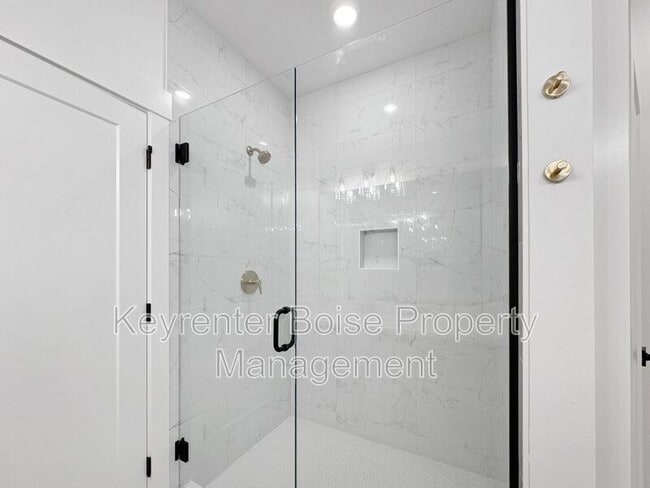 Building Photo - 450 E Presidio Ln