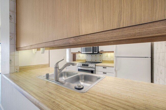 Building Photo - La Jolla Pines- Top Level 2 Bed/2 Ba Available Now!!