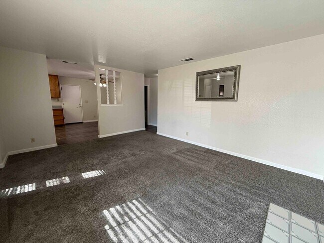 Building Photo - 3 Bed 2 Bath Just a Short Distance to Sac ...