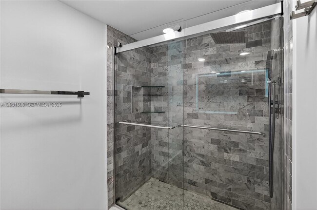 Building Photo - 600 NE 36th St