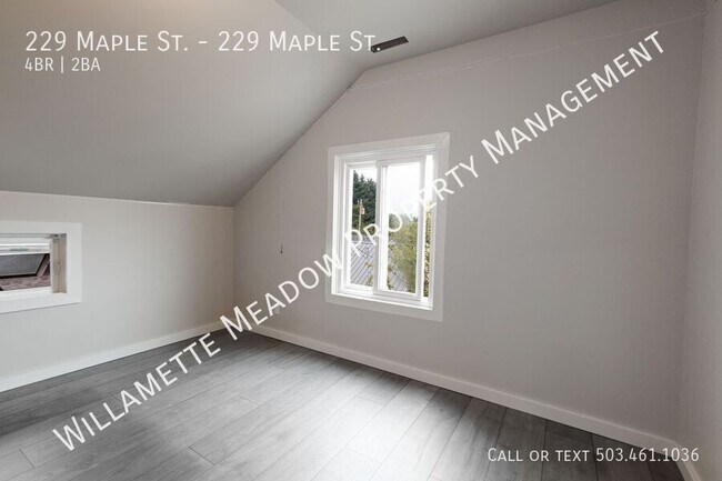 Building Photo - 229 NE Maple St