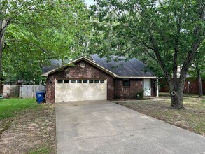 Building Photo - Charming 3 Bed 2 Bath Home
