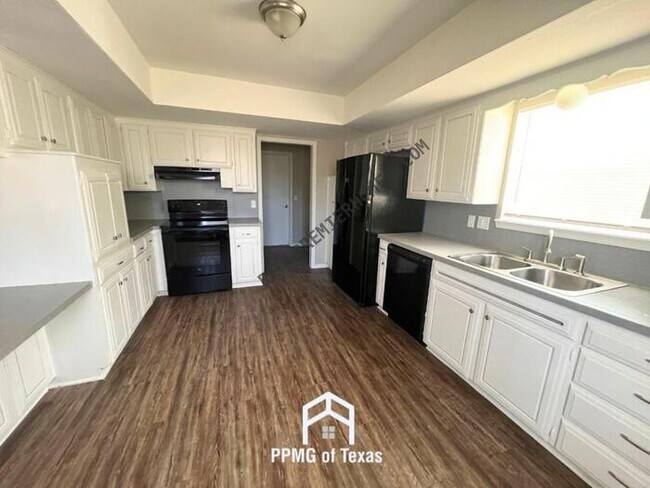 Building Photo - 10904 N Linn Ave