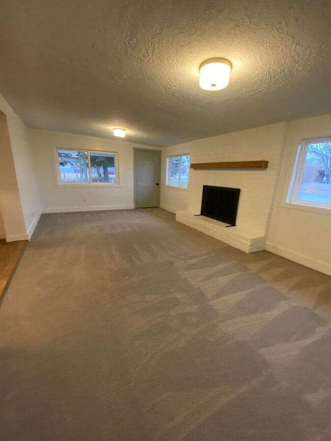 Building Photo - Gorgeous Fully Remodeled 3 Bed 1.5 baths a...