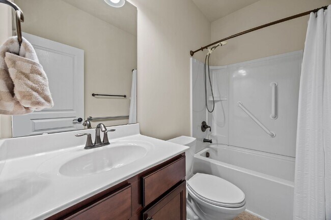 Building Photo - 4320 Lyman Ave