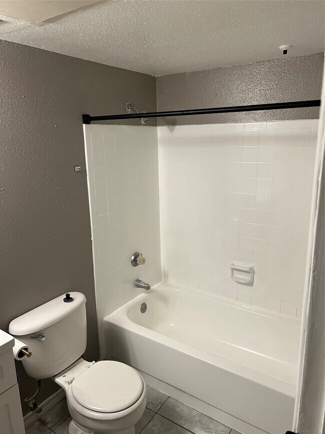 Building Photo - 3900 Woodchase Dr