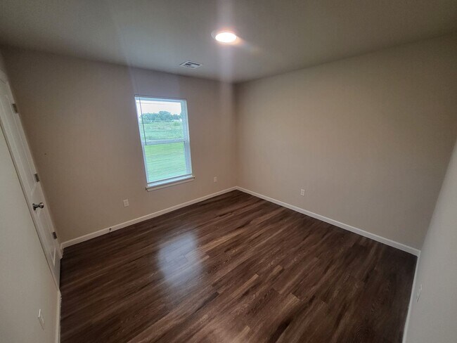 Building Photo - 3 bed, 2 bath, 2 car garage - Wagoner
