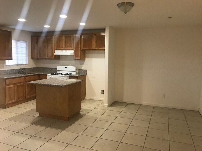 Building Photo - 620 Central Ave